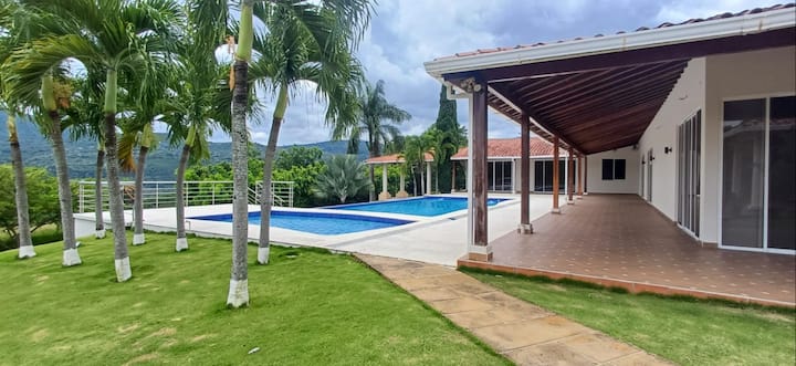 Villa: Pools, BBQ & Sun - 10 Min explore San Gil
