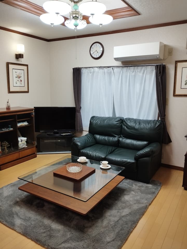 静かな高級住宅地の5ldk日本式一戸建てを貸切　駐車場　庭　バス停近く　京都、奈良、大阪、滋賀へ便利 - 枚方市