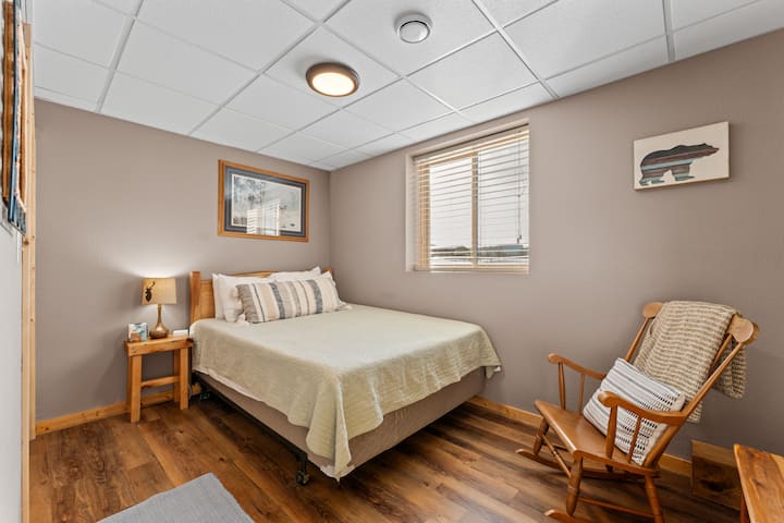 ️ Удобна спална соба во подрумот со удобен брачен кревет (широк 150 – 179 см), топли дрвени подови и меко осветлување. Тивко, пријатно место идеално за одмор по цел ден забава на езерото.