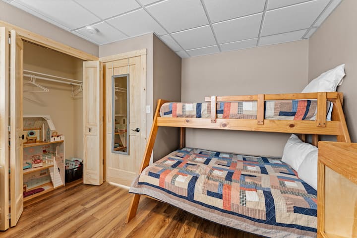 ️ Забавна и функционална детска соба со кревет на два ката и еден посебен кревет. Вклучува плакар и простор за чување играчки – совршено за децата да се рашират и да се чувствуваат како дома.