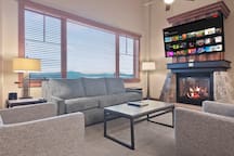One Ski Hill 8510 Peak 8 Ski In Ski Out Penthouse with Murphy Bed and Premium Amenities