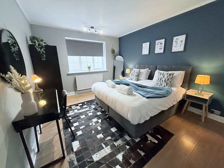 Sleeps 5, Holiday, Concerts, Sports, W/ Parking - Enfield