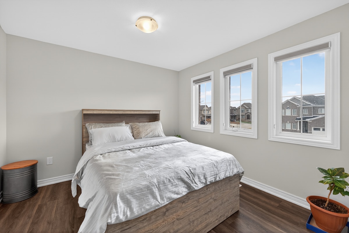 Светла спална соба со три големи прозорци и удобен брачен кревет (широк 150 – 179 см) со вграден простор за складирање. Меката постелнина, едноставниот декор и многу природна светлина создаваат чист и удобен простор за одмор.