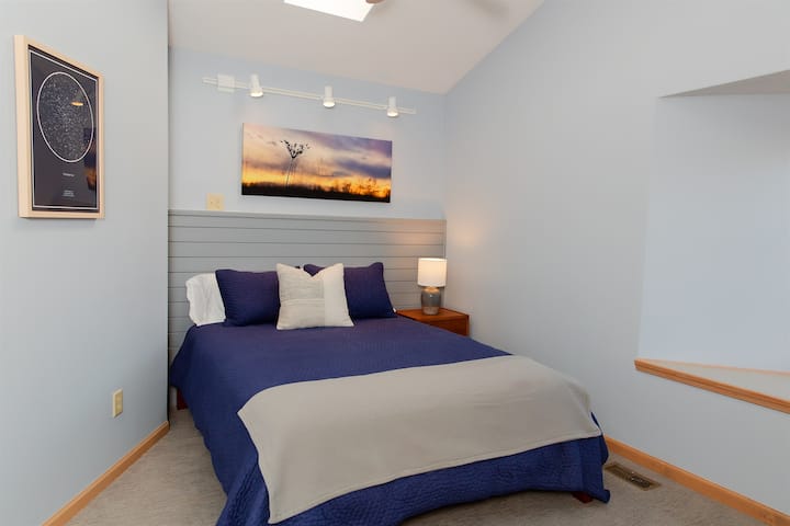 Dormitorio 2 con cama queen (no se muestra la ventana HDTV de 42pulgadas y salida a la derecha)