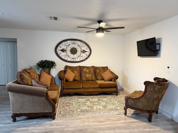 Charming Bungalow With Vintage & Modern Comforts - Temple Terrace, FL