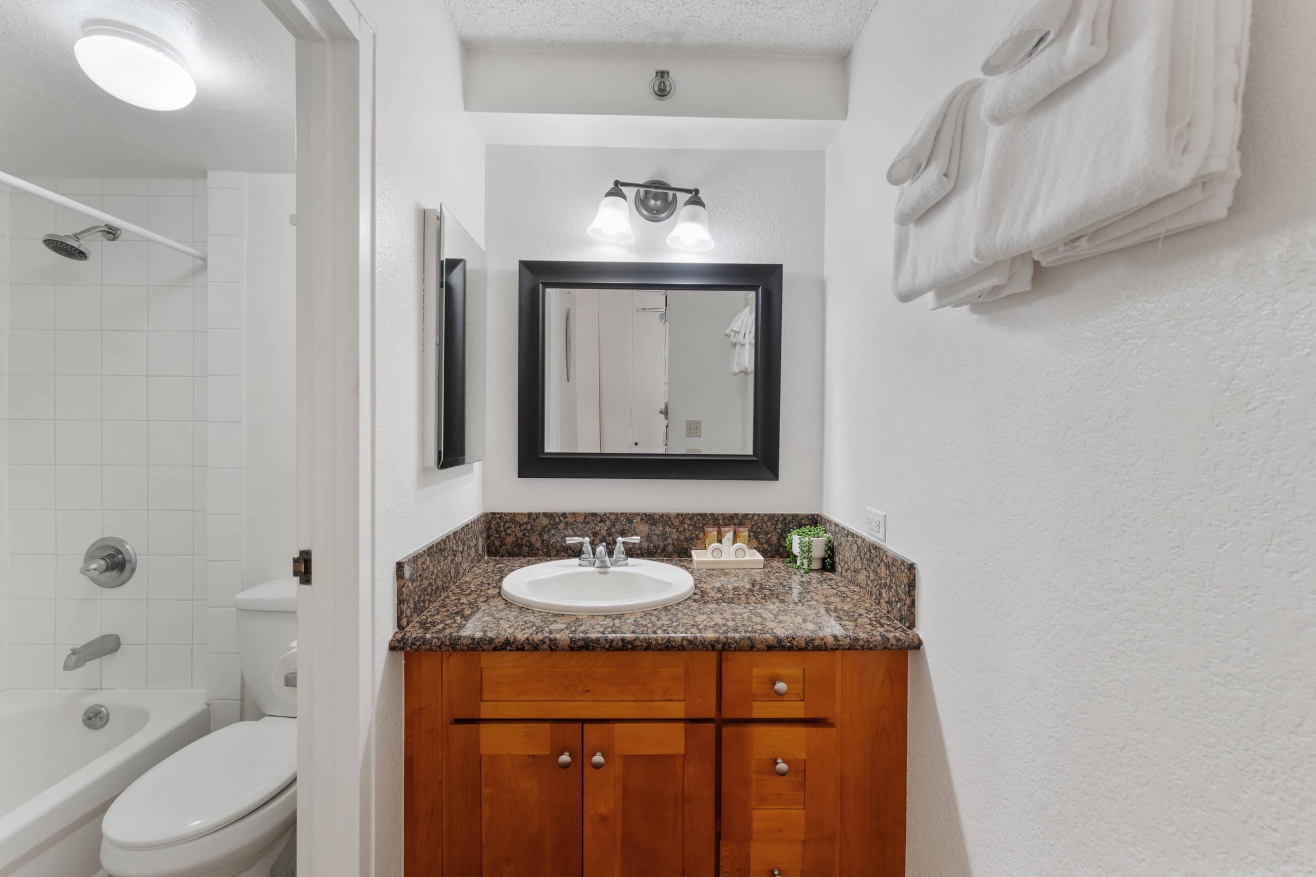 14F Cute Studio @ Inn On the Park - Image 5