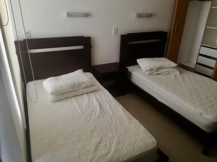 الغرفة رقم 2 مع سريرين مفردين