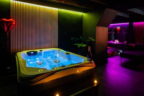 Love Room Luxe – Private Romantic Hot Tub – Bordeaux