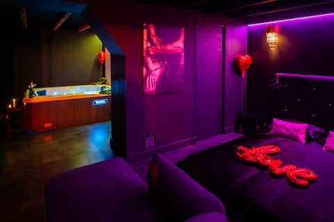 New Love Room with Private Hot Tub in Bordeaux