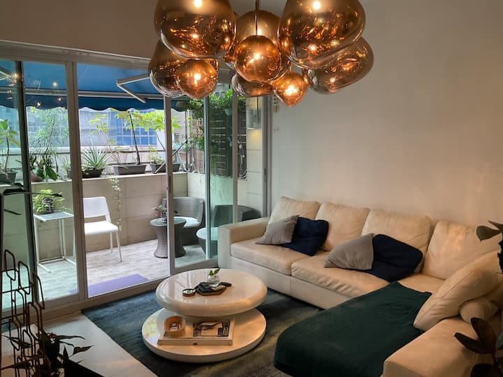 Great Location, City Center W/ A Large Balcony - Hong Kong