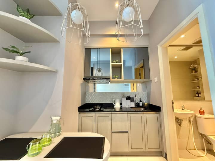 Penthouse Studio Deluxe Level 53 At Benson Tower - Surabaya