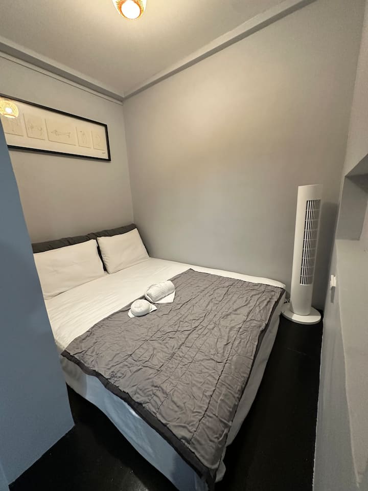 这间额外的空间和睡眠区非常适合小家庭入住，孩子们可以在这个角落睡觉。 这张5英尺的标准双人床可供2人舒适入睡。 这间客房没有门，与客厅共用空调。  该区域有一台风扇。