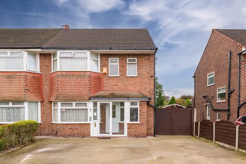 4 Bed Northenden Home | Free Parking