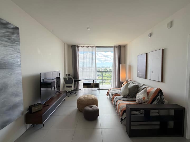 Beautiful Modern Apartment Downtown Doral - Doral