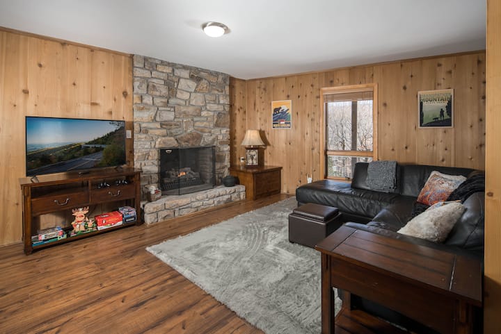 Hili ni eneo la chini lililokamilika la kujitegemea/eneo la mchezo lenye mahali pa kuota moto pa propani. Kochi la sehemu linaweza kulaza mtu mzima mmoja au watoto wawili. Kuna kifaa cha michezo ya kompyuta, michezo ya ubao, Televisheni janja na meza ya michezo ya kompyuta na kula. Pia friji ya ziada.