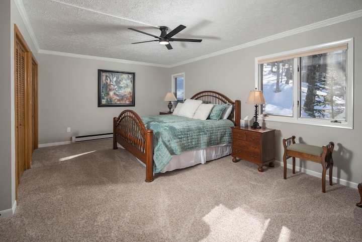 Chumba kikubwa cha kulala cha mkuu chenye kitanda cha King. Kulungu hutembea karibu na madirisha mara kwa mara. 