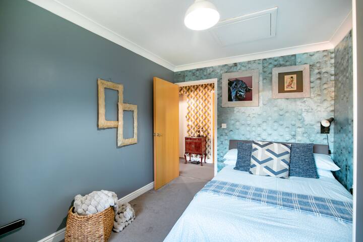 ห้องนอนกว้างขวางพร้อมผ้าปูที่นอนสะอาด