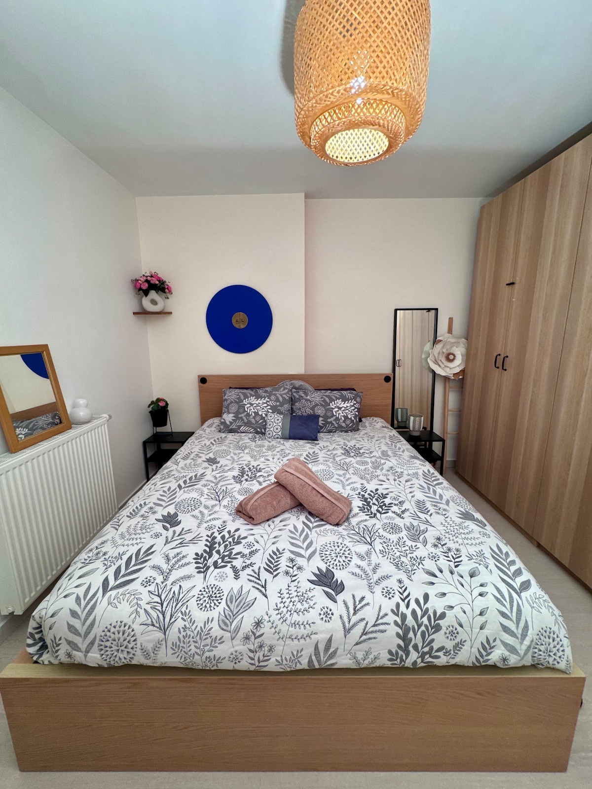 Spavaća soba s bračnim krevetom (širine 150 – 179 cm) i garderobom