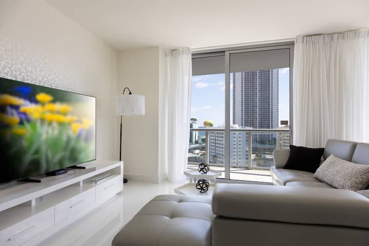 Luxury 3br/3ba Gem | Beach | Pool | Gym | Parking - Hallandale Beach, FL