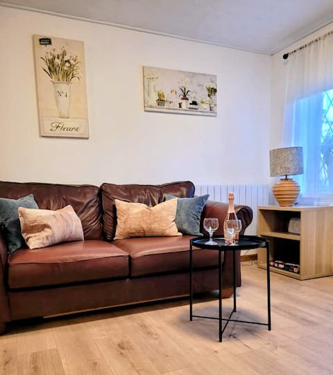Successful Airbnb property: Entire house 5' Heathrow Windsor Slough sleeps 3/4 in Slough