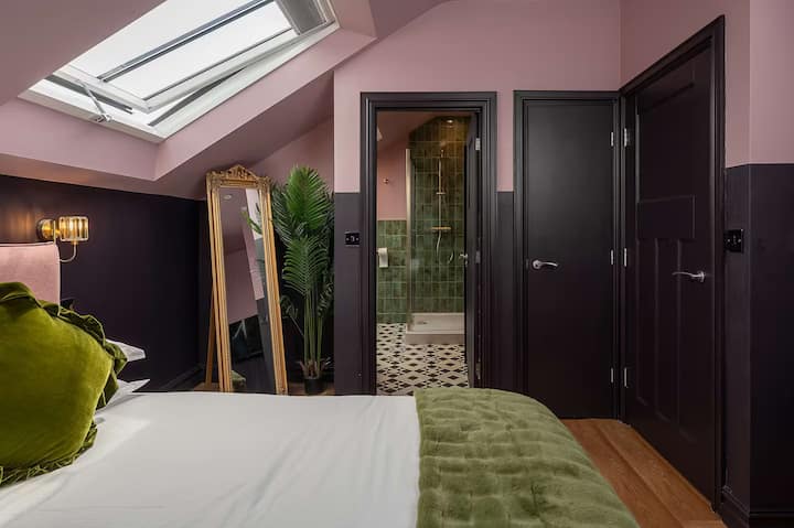 ห้องนอน 1 ให้ความยืดหยุ่นและความสะดวกสบายด้วยเตียงคิงไซส์ที่อบอุ่นทีวีและห้องน้ำในตัว สร้างความมั่นใจในการพักผ่อนเพื่อการนอนหลับอย่างสงบ