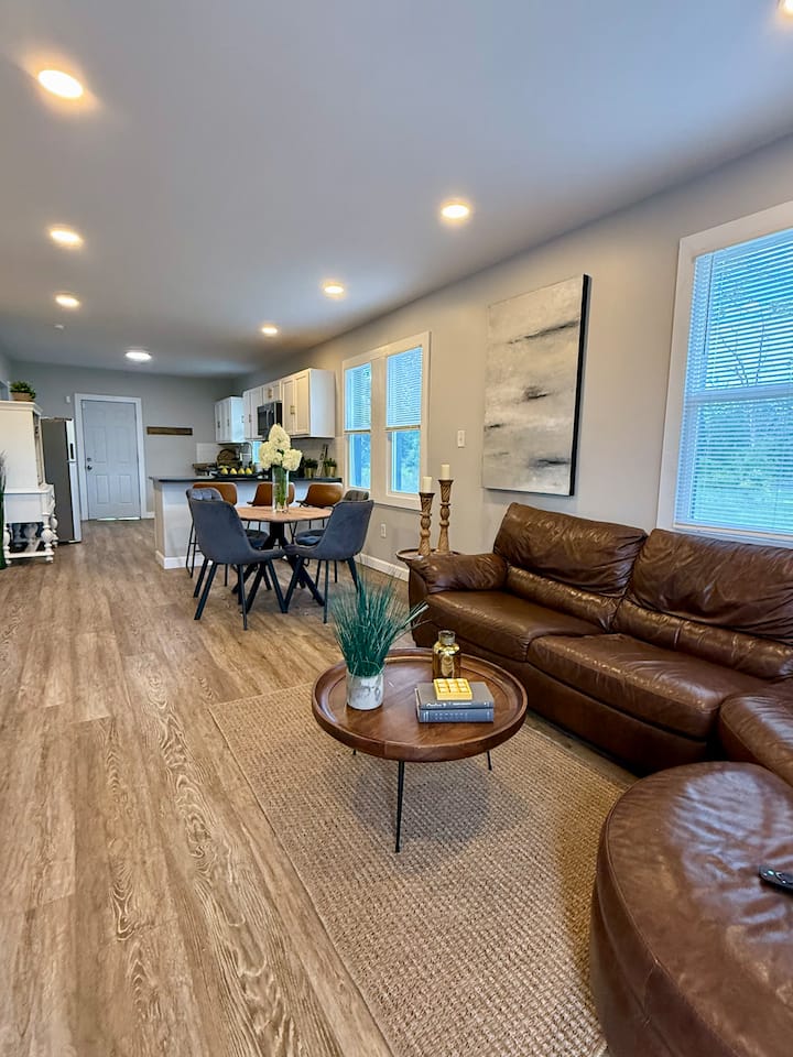 Modern 4br Downtown Detroit | Hot Tub • Fire Pit - Grosse Pointe, MI