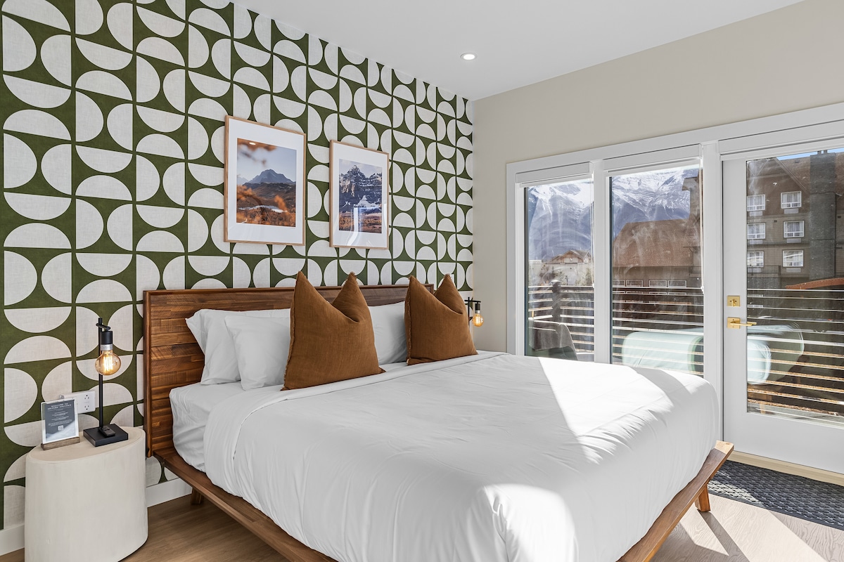 Вдъхновена от есента спалня с голямо двойно легло, самостоятелен вътрешен двор, смарт телевизор за филмови вечери, висококачествени спални комплекти, възглавници от хотел Fairmont и пълен гардероб с поставки за багаж и закачалки. Включени са вентилатори за отопление и охлаждане за допълнителен комфорт.