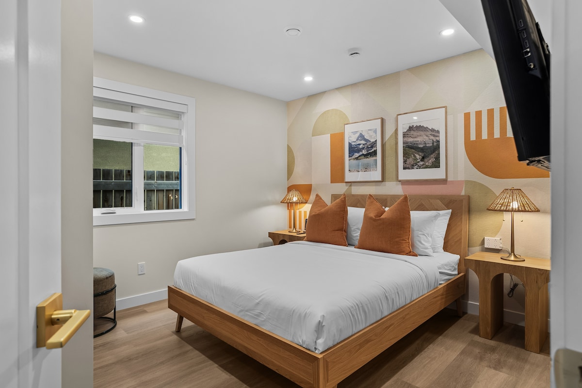 Освежаваща стая с пролетна тематика с висококачествени спално бельо, възглавници от хотел Fairmont, смарт телевизор, самостоятелна баня/душ и просторен гардероб със закачалки, поставки за багаж и вентилатори за отопление/охлаждане.