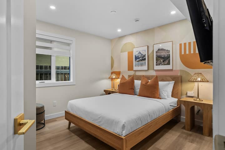 חדר מרענן עם נושא אביב, מצעים איכותיים, כריות מלון פיירמונט, טלוויזיה חכמה, חדר רחצה/מקלחת פרטי וחדר רחצה מרווח עם קולבים, מתלים למזוודות ומאווררים לחימום/קירור.