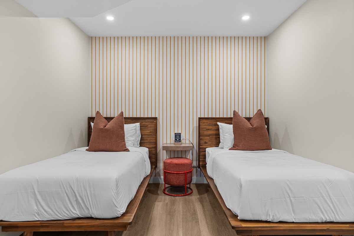 Светла, вдъхновена от лятото двойна стая с първокласни спално бельо, възглавници от хотел Fairmont, самостоятелна баня и пълен гардероб, оборудван с поставки за багаж, закачалки и вентилатори за отопление/охлаждане за допълнителен комфорт.