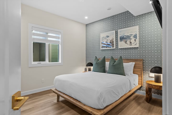 חדר שינה עם מיטת קווין סייז בעיצוב חורפי, מצעים איכותיים, כריות של מלון פיירמונט, מקלחת צמודה פרטית, טלוויזיה חכמה לערבי סרטים וארון מלא עם מתלים למזוודות, קולבים ומאווררים לחימום/קירור לנוחות נוספת.