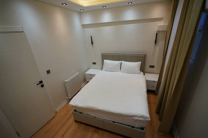 Çift kişilik 150x200 cm Bambu lifleri ve Tencel® sertifikalı kumaş paket yaylı yatak, yastıklar ve yorgan. 4 kapaklı giysi dolabı ve askılıklar. Endirek aydınlatma ve okuma lambası ile duvar aplikleri. Aynalı şifonyer ve komidin takımı. Klima.