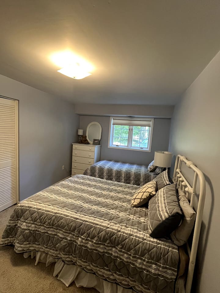 Chambre d'amis n° 1 avec deux lits queen size et un lit bébé.