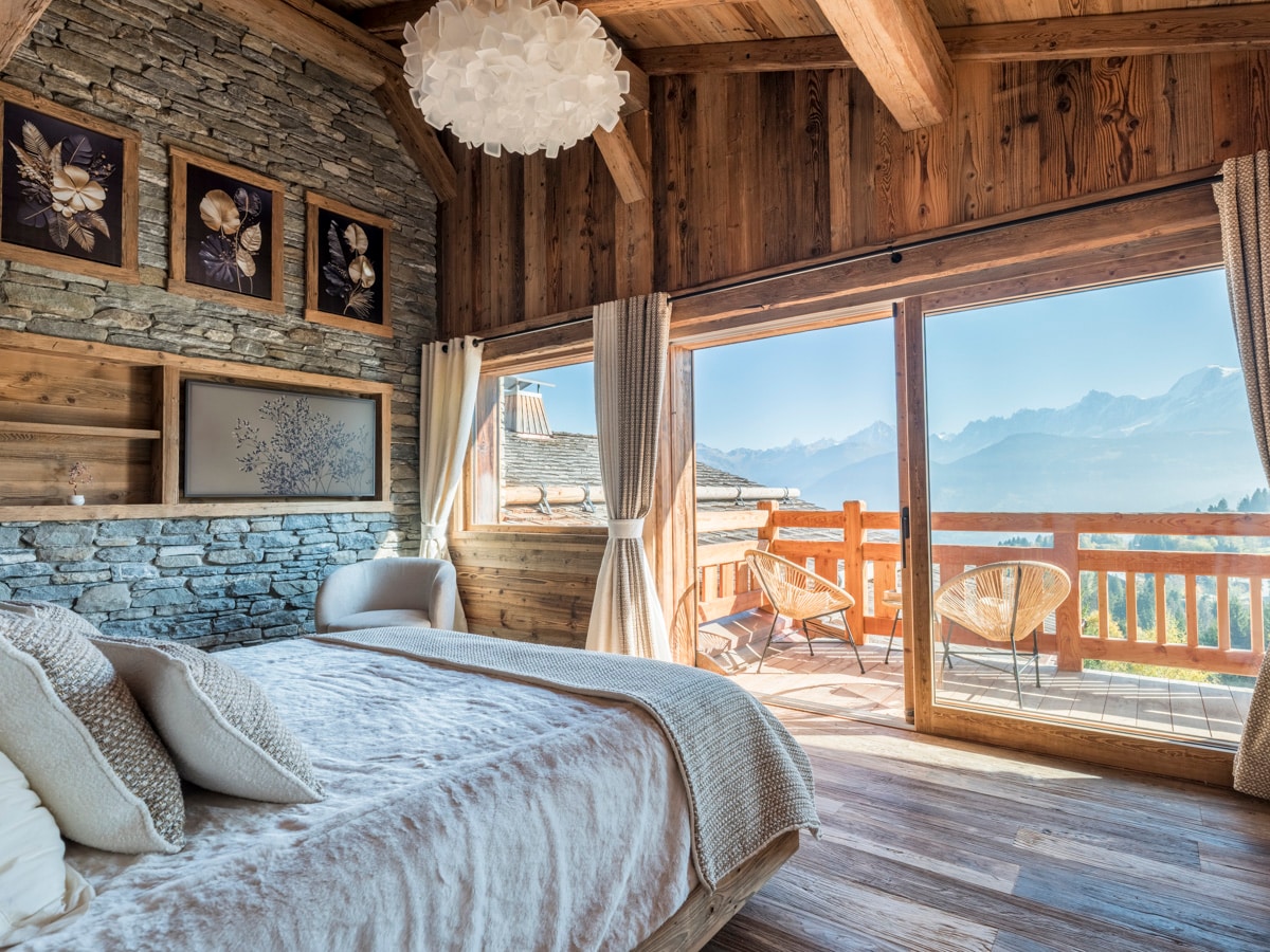 Bedroom 1 - Master Bedroom 
Floor 3 
Double room with balcony and Mont-Blanc view