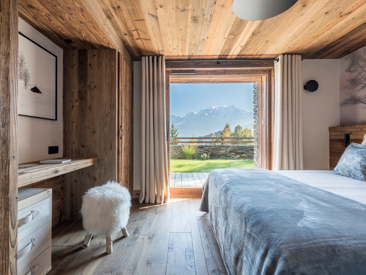 Bedroom 3 - Double bedroom with ensuite 
Floor 1
Terrace access and Mont-Blanc view