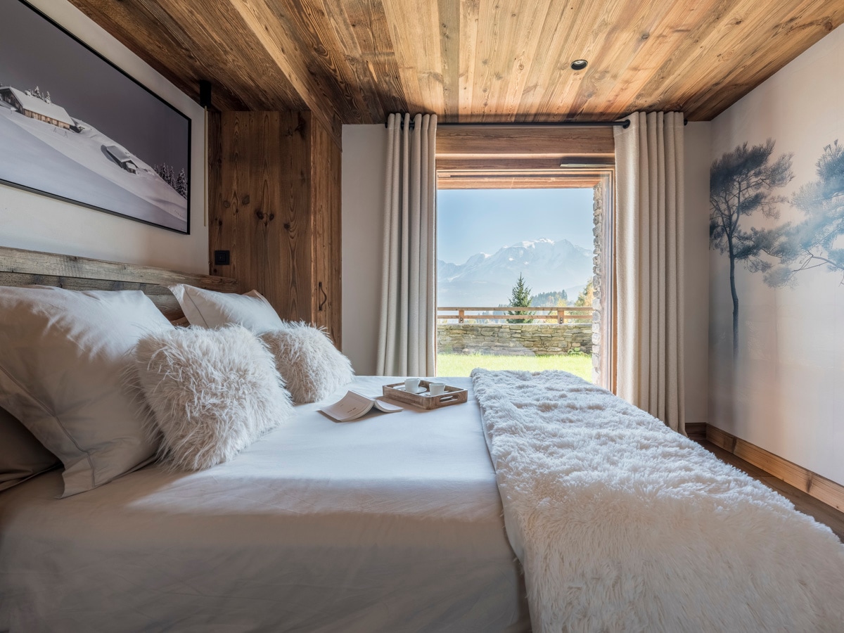 Bedroom 2 - Double bedroom en suite 
Floor 1
Terrace access and Mont-Blanc view