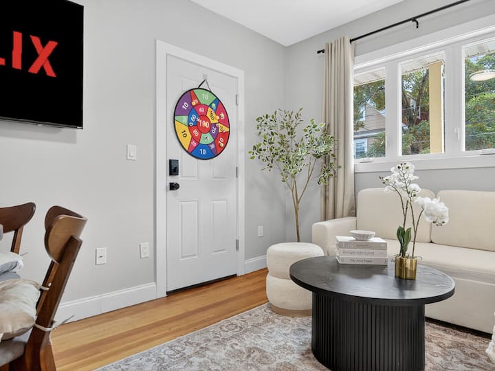 Family/work Retreat | Yard + Bbq + Parking + Game - Medford, MA
