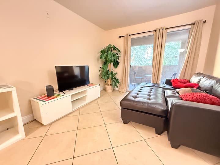 Very Vegas Condo Minutes From The Strip - Las Vegas, NV
