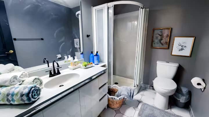Trendy Mid-century Stay • Near Transit & Downtown - Richmond Hill