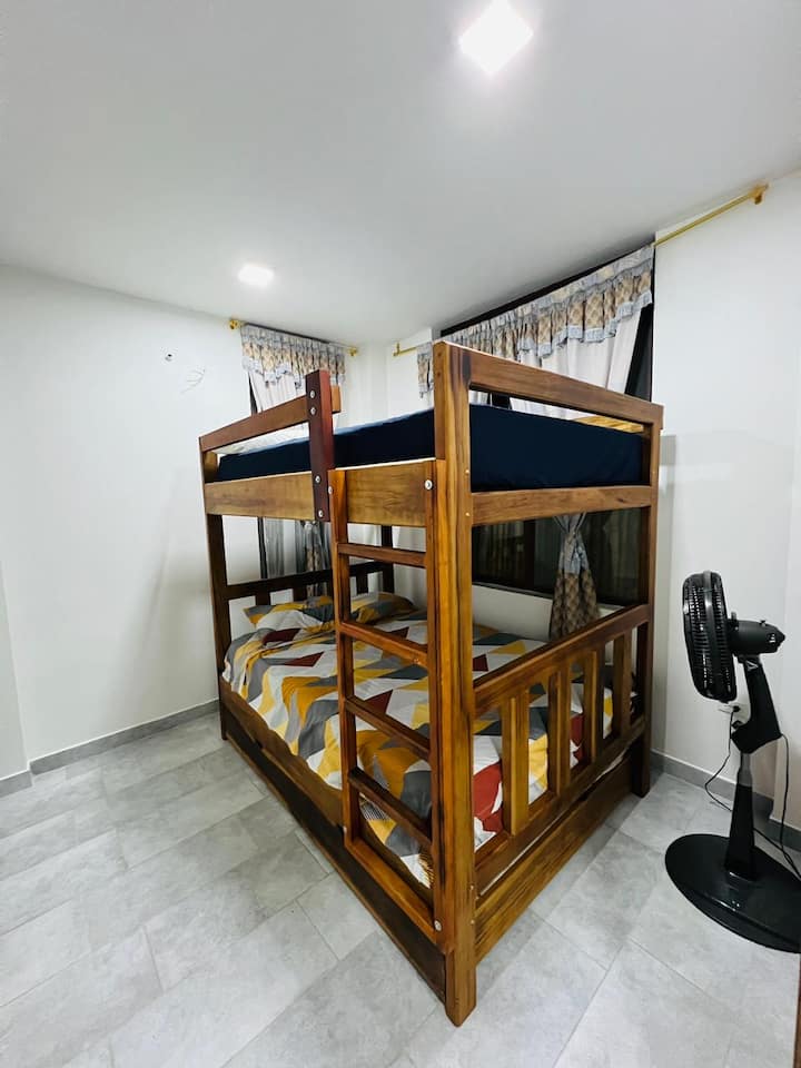 HABITACIÓN 2: CINCO PERSONAS