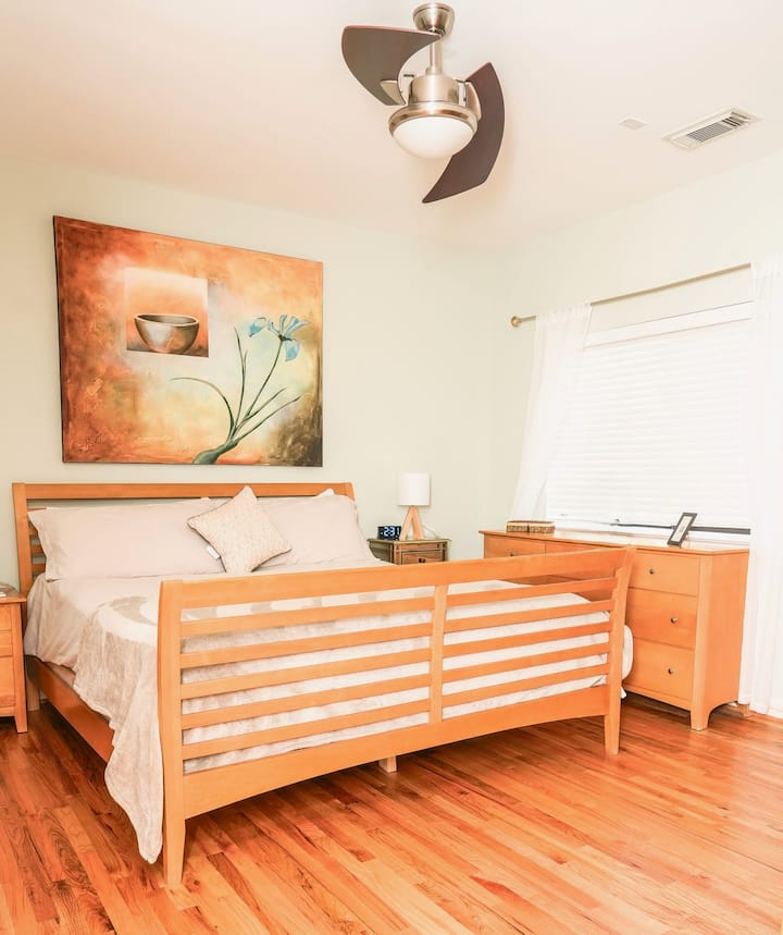 Retírate a la suite principal, que cuenta con una lujosa cama tamaño king, baño adjunto estilo spa, ventilador de techo y un amplio espacio de almacenamiento. Diseñada para ofrecer comodidad y elegancia, es tu refugio personal para descansar y recargar energías. 