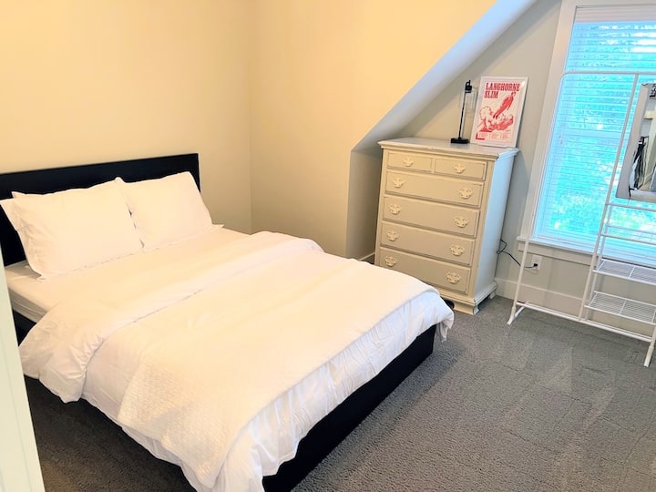 Ki parasysh se dhoma e katërt e gjumit është në apartamentin e garazhit. Ka një krevat dopio "queen" në këtë dhomë gjumi.