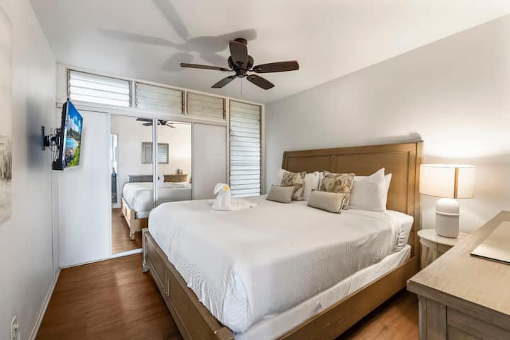 V spálni sa nachádza manželská posteľ King, stropný ventilátor, televízor a úložný priestor na oblečenie. 