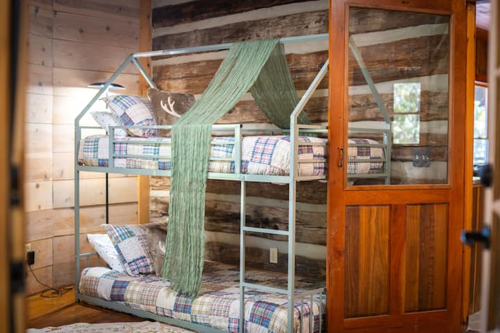 Este quarto é combinado com a sala de jogos das crianças e ao lado da lavanderia. É um cantinho divertido para as crianças.