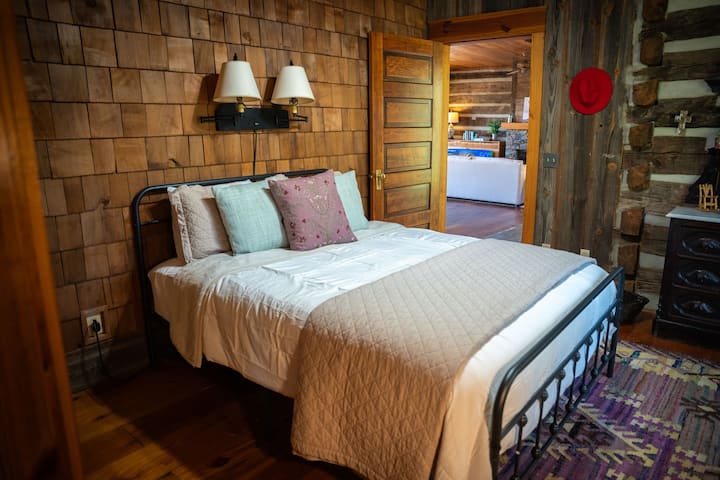 Este quarto tem uma cama queen size e anexado a um banheiro completo que é compartilhado com a sala de jogos das crianças. Todos os lençóis de algodão, traves de almofadas e cobertores aconchegantes proporcionam uma noite de sono tranquila.