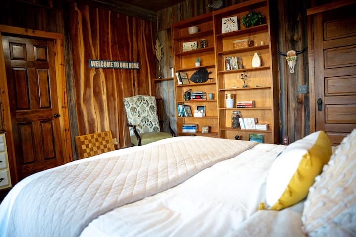 Este quarto tem um banheiro completo privativo, acesso duplo à varanda com vista para as montanhas com uma vista deslumbrante.