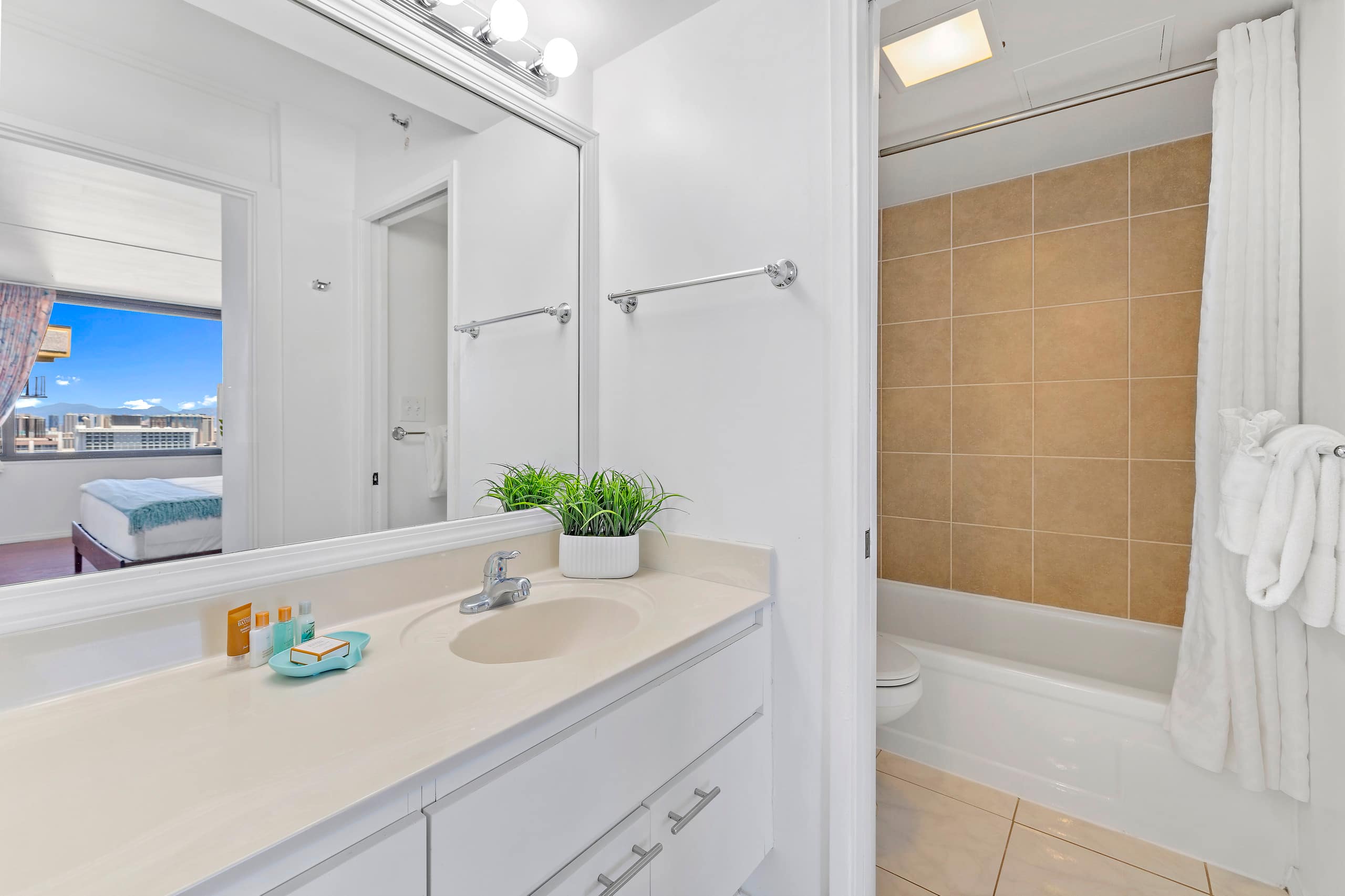 Condo in Honolulu · ★4.77 · 1 bedroom · 2 beds · 1 private bath - Image 21