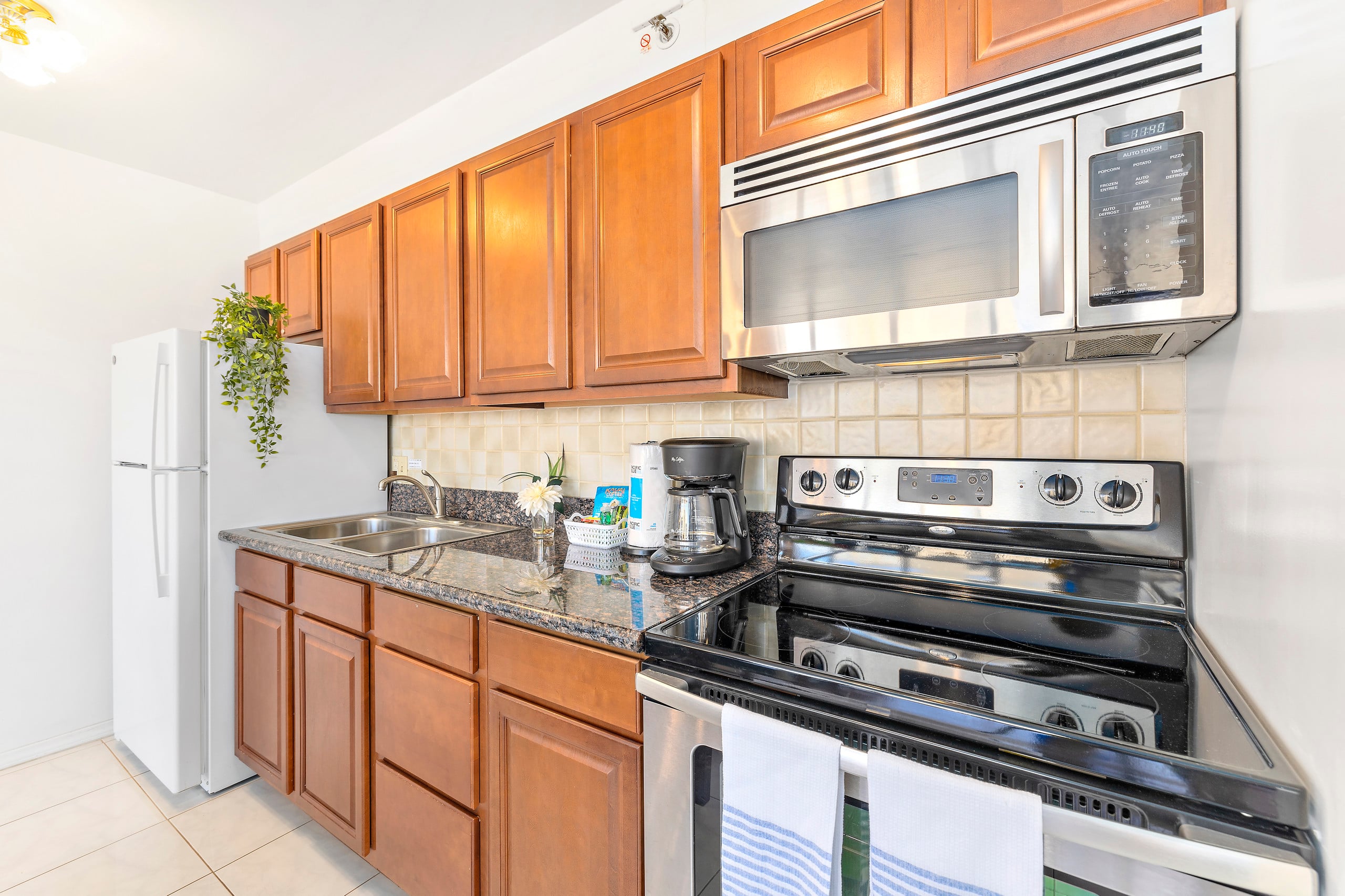Condo in Honolulu · ★4.77 · 1 bedroom · 2 beds · 1 private bath - Image 13