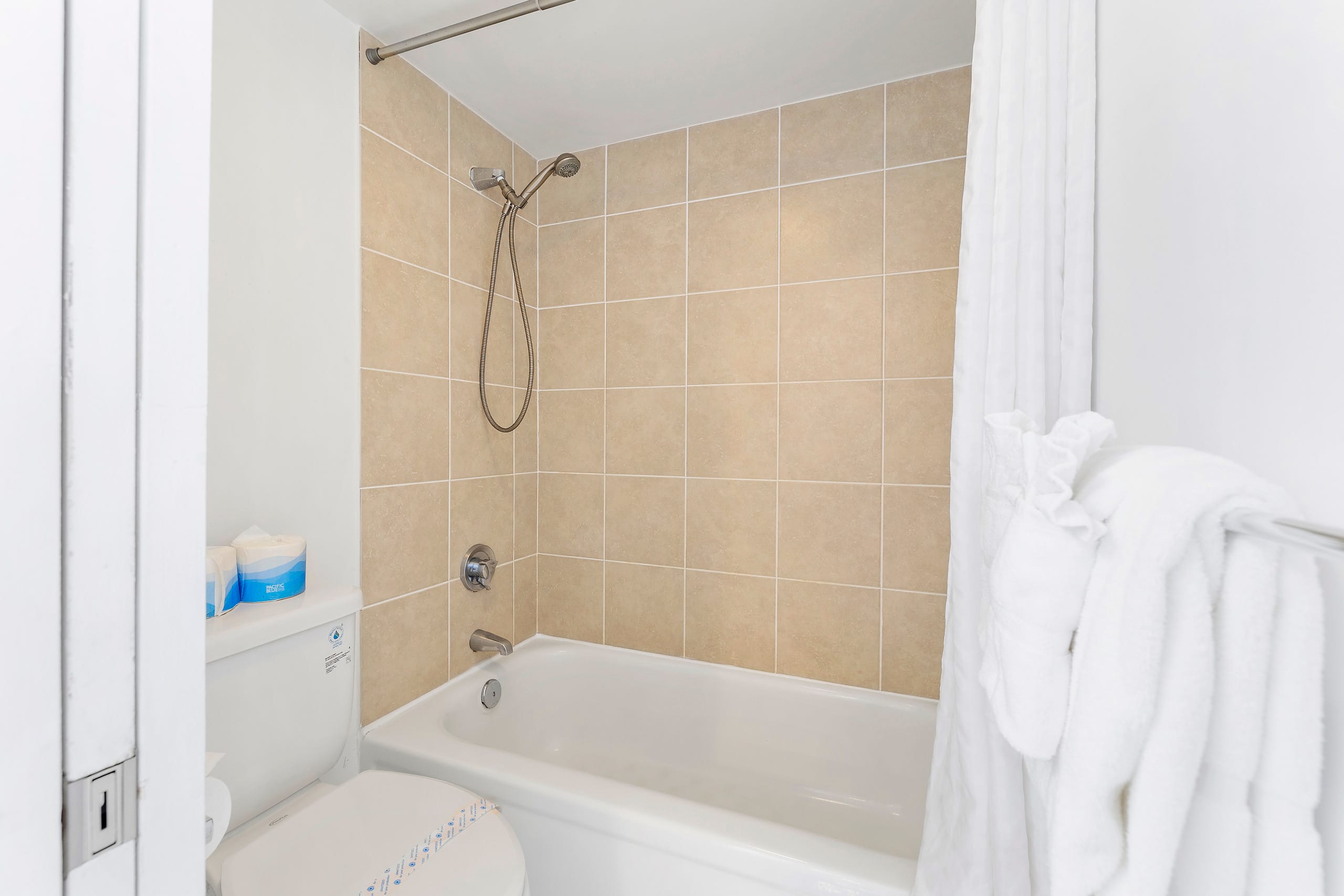 Condo in Honolulu · ★4.77 · 1 bedroom · 2 beds · 1 private bath - Image 22