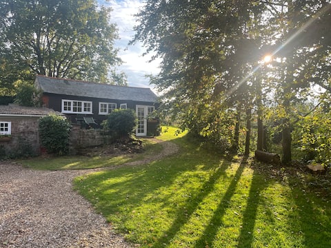 Successful Airbnb property: Detached secluded cottage with wood burning stove in Ryde